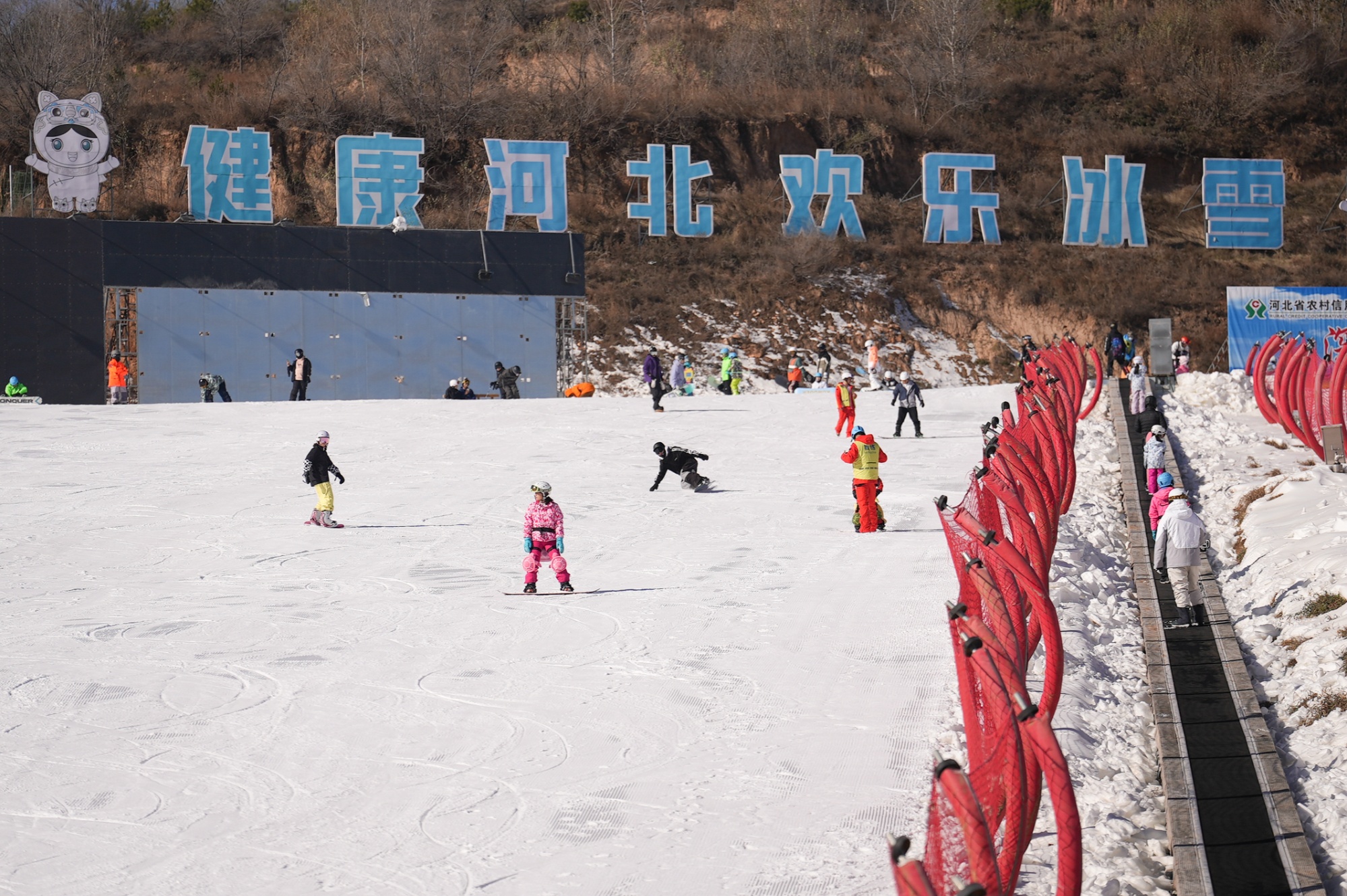 九游体育网站：“开板”迎雪季！河北涞源：驰骋雪场正当时(图1)