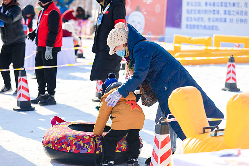 九游体育：2024世界雪日暨国际儿童滑雪节主会场活动成功举办(图2)