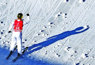 自由式滑雪公开组女子空中技巧决赛：三届全冬会女将终圆梦(图1)