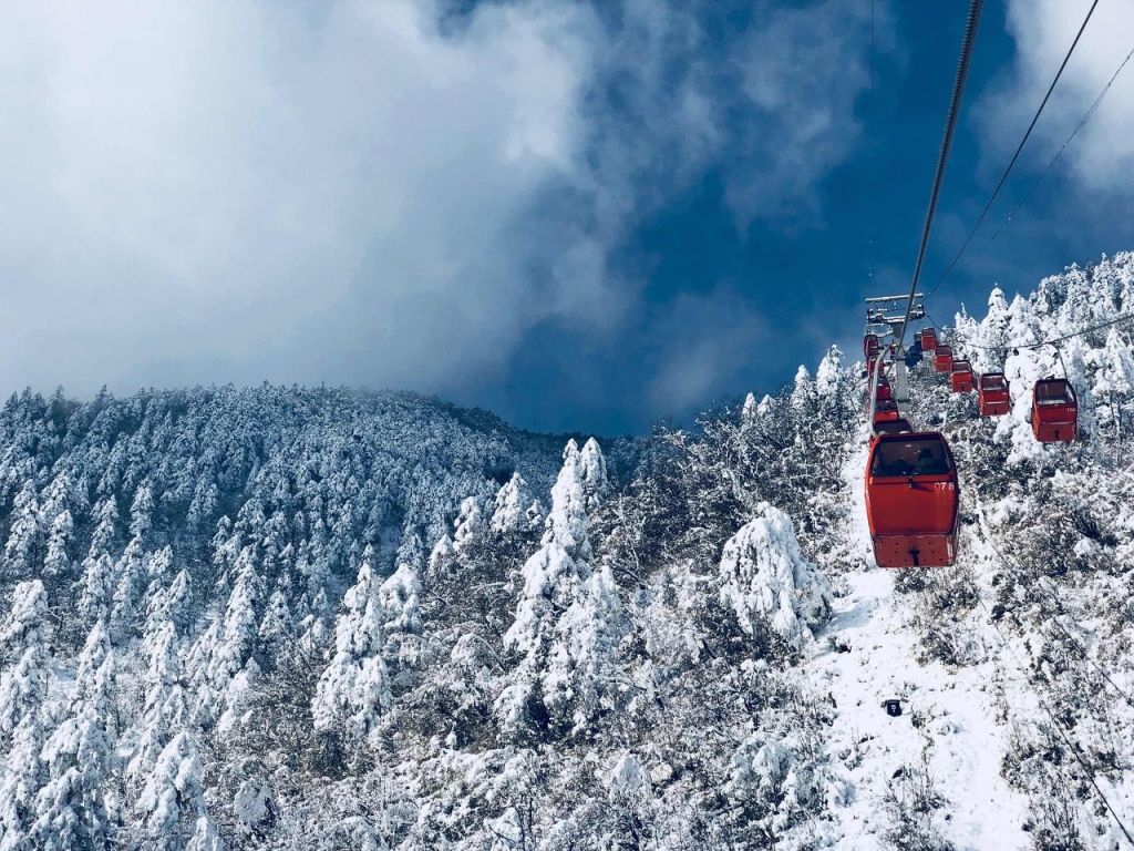 九游体育网站：2024重庆金佛山冬季赏雪滑雪2日游攻略（门票+路线）(图2)