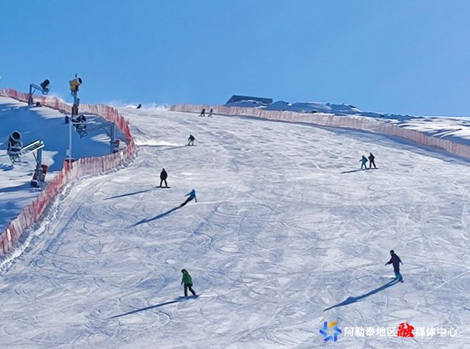 九游体育：新雪季狂欢开启新疆可可托海国际滑雪度假区开板！(图2)
