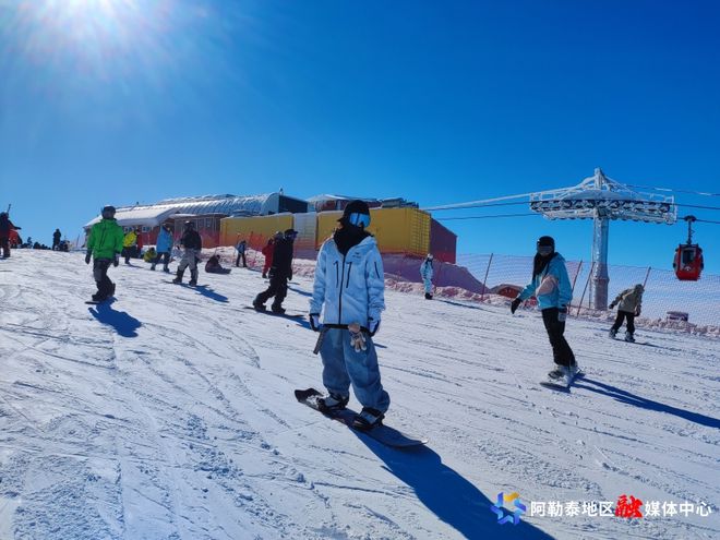 九游体育：新雪季狂欢开启新疆可可托海国际滑雪度假区开板！(图1)