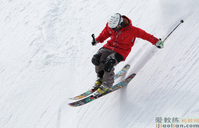 九游体育网站：《滑雪》周末带上孩子去滑雪吧5个技巧get(图1)
