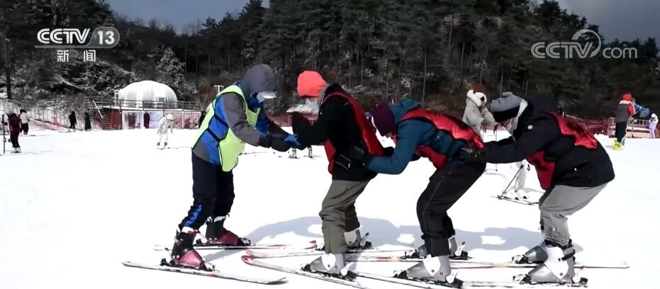 九游体育网站：冰雪旅游持续升温引领春节出游新风尚(图2)