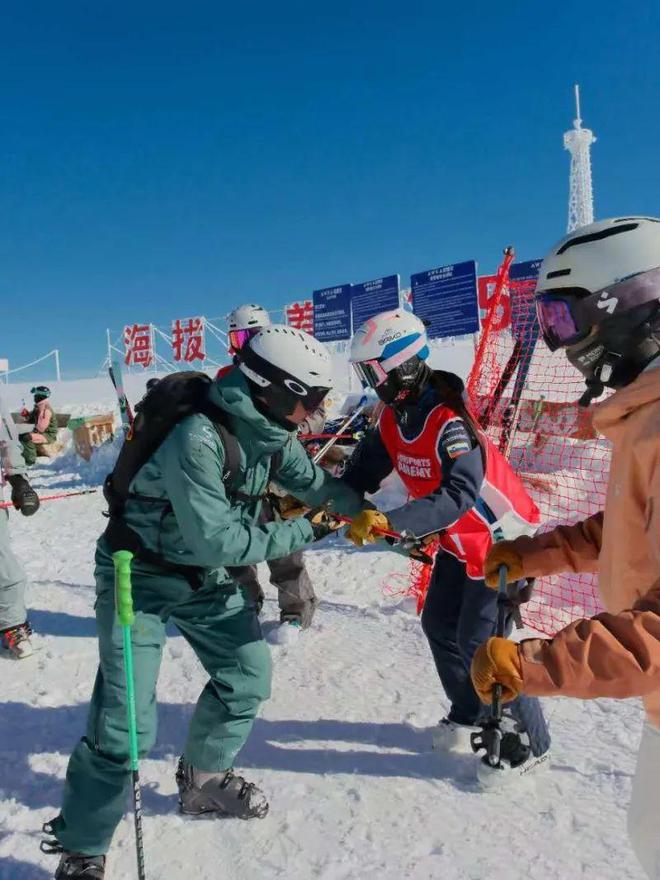 九游体育：在新疆可可托海跟着奥地利教练学滑雪(图1)