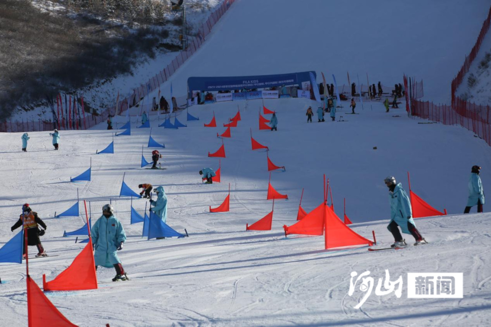九游体育网站：崇礼滑雪旅游更火爆！迎来北京冬奥会后第一个完整运营的雪季(图2)