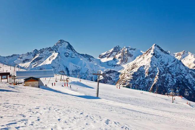 九游体育网站：法国阿尔卑斯山滑雪冬令营：畅享冰雪之旅共度亲子时光(图2)