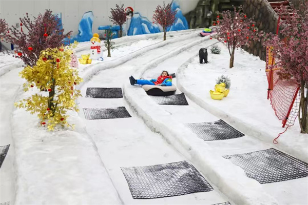 迎“热”而上重庆“反季滑雪”成夏日游玩新选择(图1)
