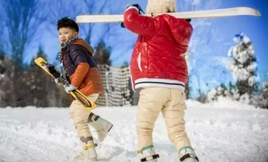 九游体育：冬日有约！九顶塔滑雪场推出开业20周年系列活动(图7)
