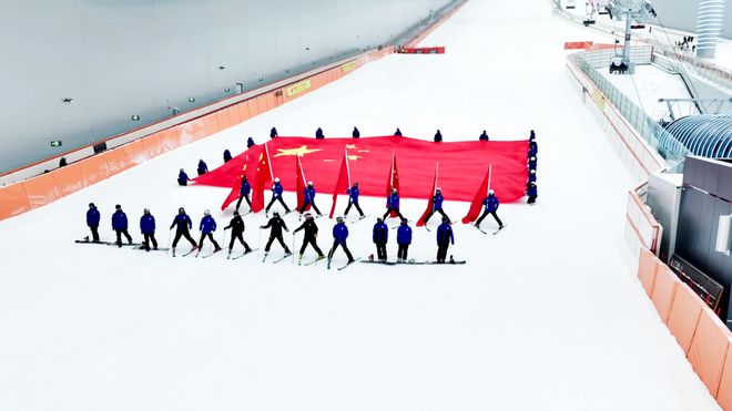 冰雪头条：武汉城建集团打造、热雪奇迹运营华中最大室内滑雪场正式开业(图1)