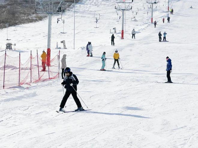 九游体育：激情滑雪畅享冬日！牙克石凤凰山滑雪场人气爆棚(图1)