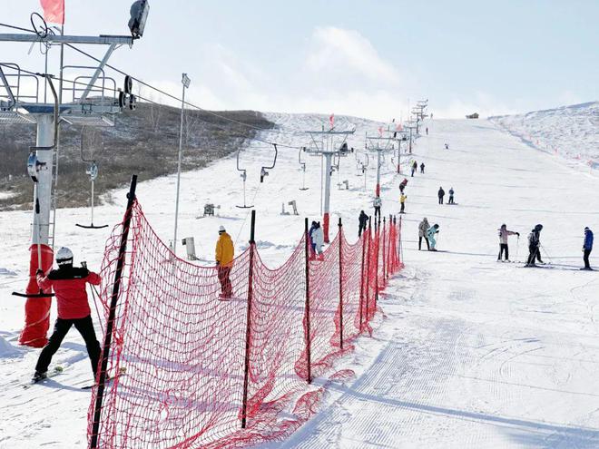 九游体育：激情滑雪畅享冬日！牙克石凤凰山滑雪场人气爆棚(图2)