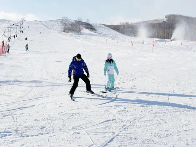 九游体育：激情滑雪畅享冬日！牙克石凤凰山滑雪场人气爆棚(图4)