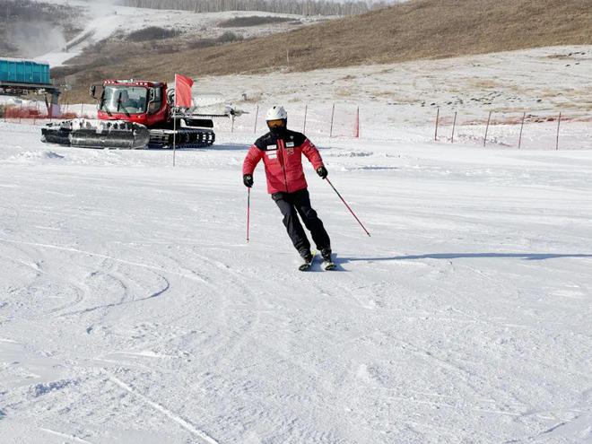 九游体育：激情滑雪畅享冬日！牙克石凤凰山滑雪场人气爆棚(图5)