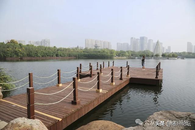 九游体育：市文化公园：维修木质设施确保游客安全(图1)