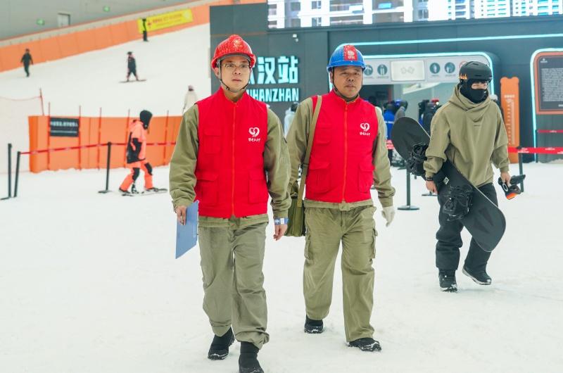 华中最大室内滑雪场迎客“电小二”助力降本增效保安全(图1)