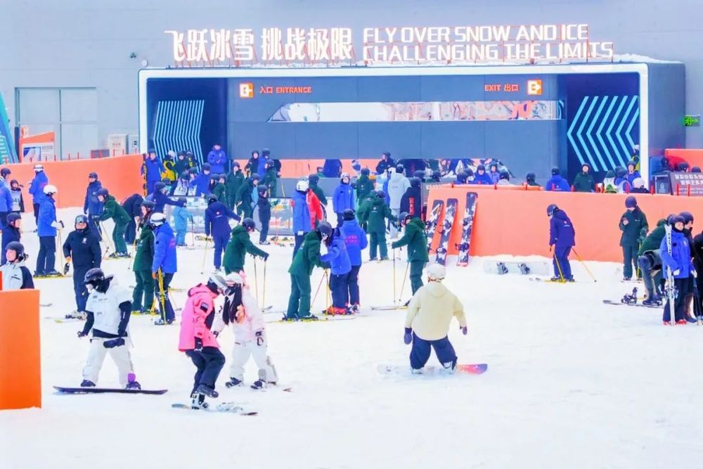 九游体育网站：试滑成功！甘露山国际滑雪场上演热雪奇迹(图4)