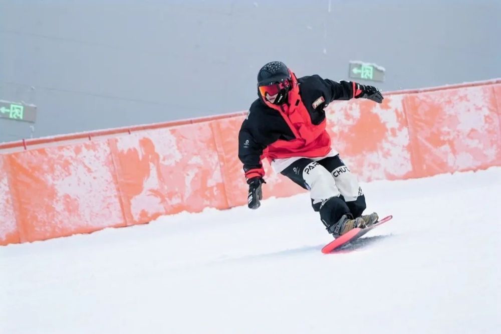 九游体育网站：试滑成功！甘露山国际滑雪场上演热雪奇迹(图2)