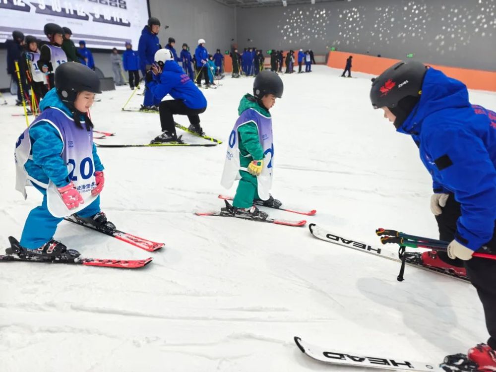 九游体育网站：试滑成功！甘露山国际滑雪场上演热雪奇迹(图1)