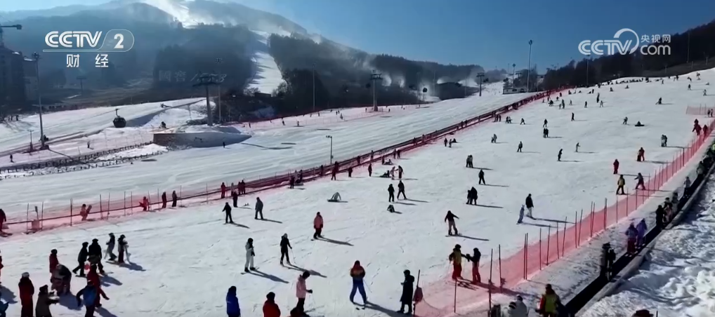 九游体育网站：冰雪经济“多点开花”打造新业态“滑雪+”点燃民众冬日热情(图3)