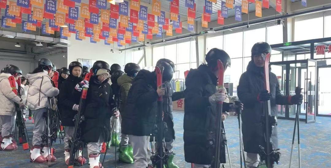 九游体育网站：辽源市万名学生齐上滑雪课(图1)
