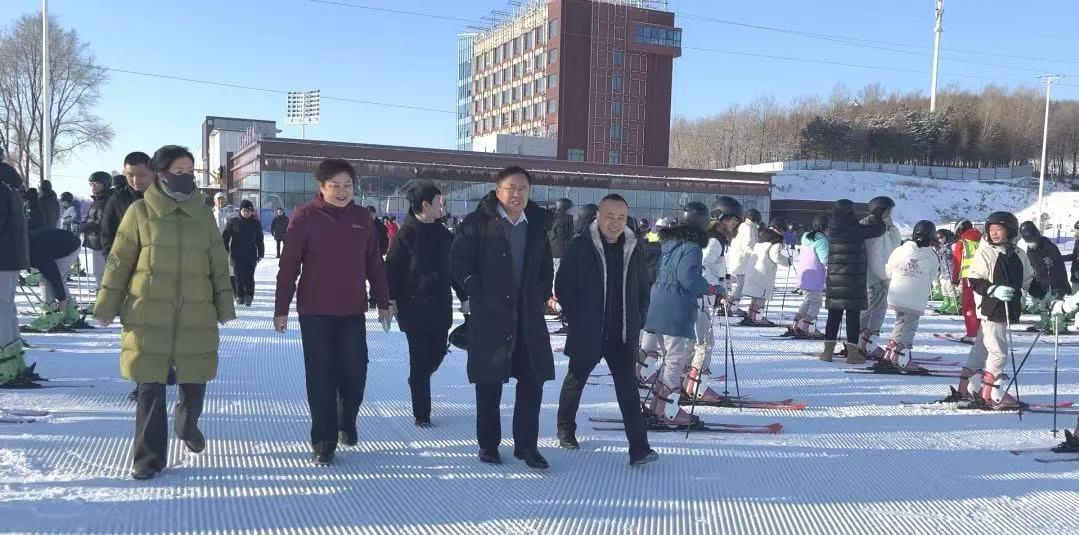九游体育网站：辽源市万名学生齐上滑雪课(图3)