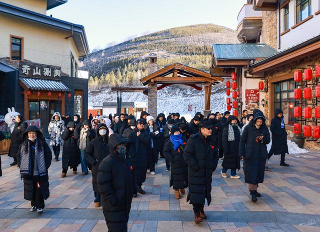 “燃情冰雪共赴未来”主题采访活动丨太舞滑雪小镇：来四季度假小镇体验冰雪激情(图1)