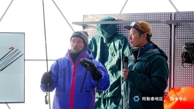 新疆热雪节“粉雪大师课”教您解锁粉雪滑行技巧(图2)