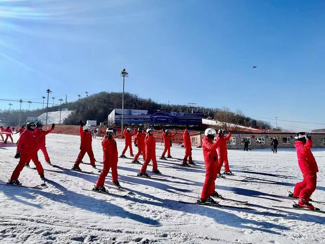 长春莲花山滑雪场迎来开板首滑(图2)