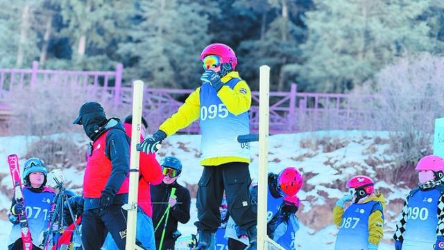 九游体育网站：冰雪活力燃动青海寒冬——青海省第三届冰雪运动会雪上两项比赛见闻(图2)