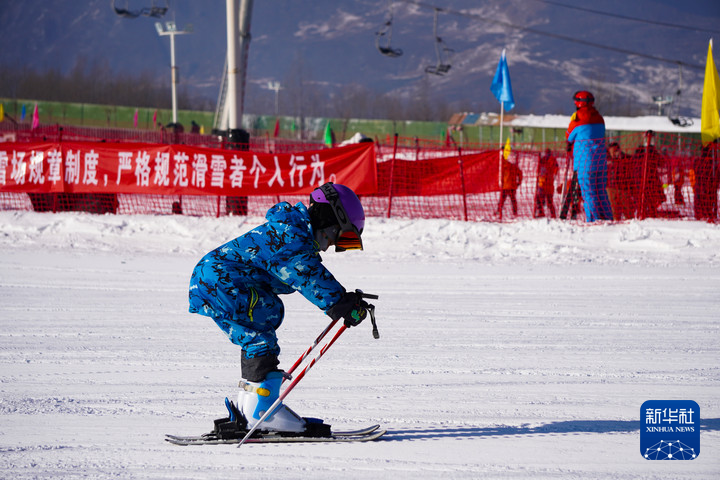 冰雪运动风靡西北小城——甘肃和政松鸣岩滑雪场冬日见闻-新华网(图2)