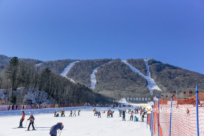 九游体育：冬天游玩好去处国内最大滑雪场就在亚布力拥有世界第一滑道！(图1)