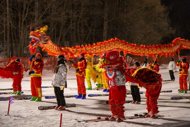 雪舞秀闪耀新雪季净月潭滑雪场中级道开启夜场模式(图1)