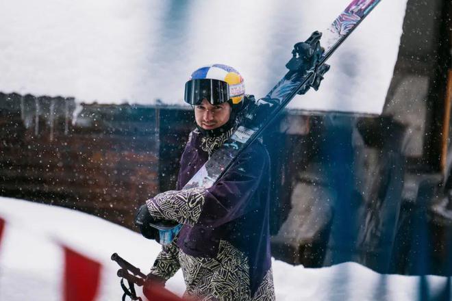 九游体育：“大pro”解锁滑雪新玩儿法~知道你模仿不了！(图3)