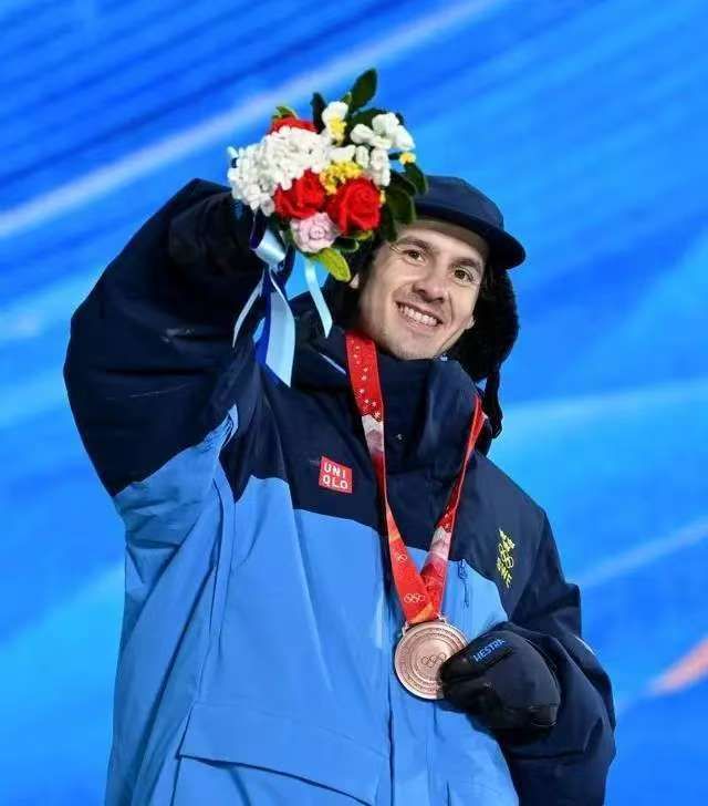 九游体育：“大pro”解锁滑雪新玩儿法~知道你模仿不了！(图6)