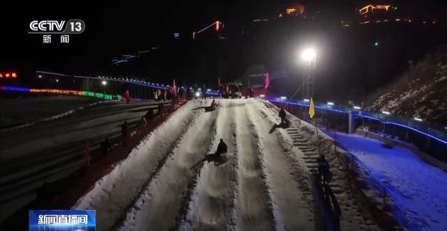 九游体育：周末在冰场雪场玩什么？看“瞎出溜”弯道超车(图7)