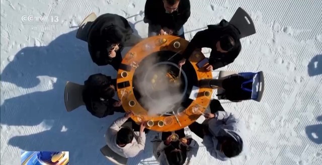 九游体育：周末在冰场雪场玩什么？看“瞎出溜”弯道超车(图6)