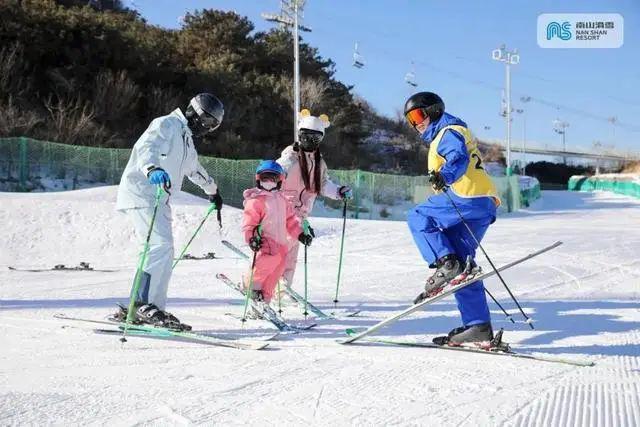 九游体育：冰雪头条：京郊13大滑雪场游玩攻略(图2)
