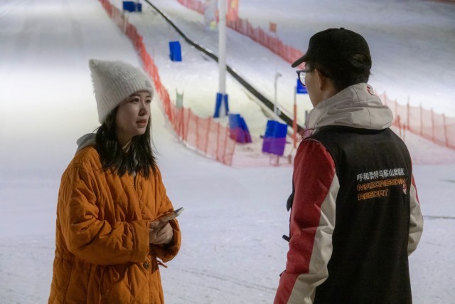 热“雪”青年打算滑着雪过大年新春走基层(图1)