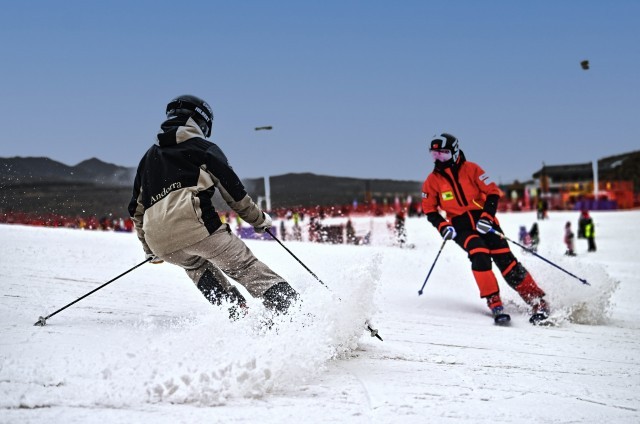 热“雪”青年打算滑着雪过大年新春走基层(图3)
