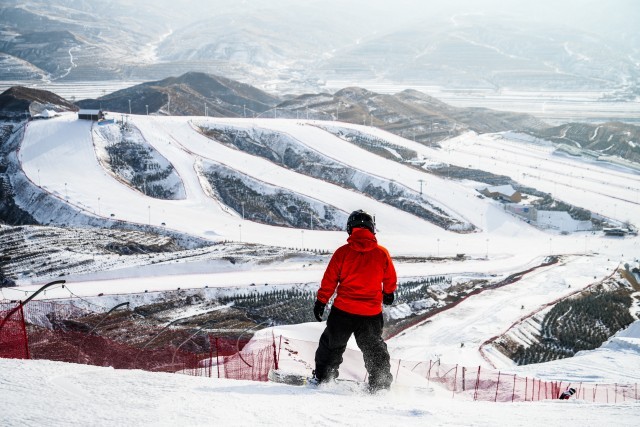 热“雪”青年打算滑着雪过大年新春走基层(图2)
