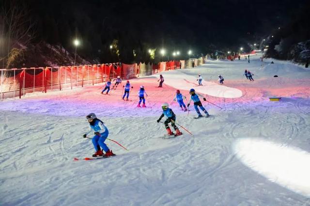 助燃冰雪热2024济南（泉城）滑雪公开赛暨济南市冰雪嘉年华活动启幕(图5)