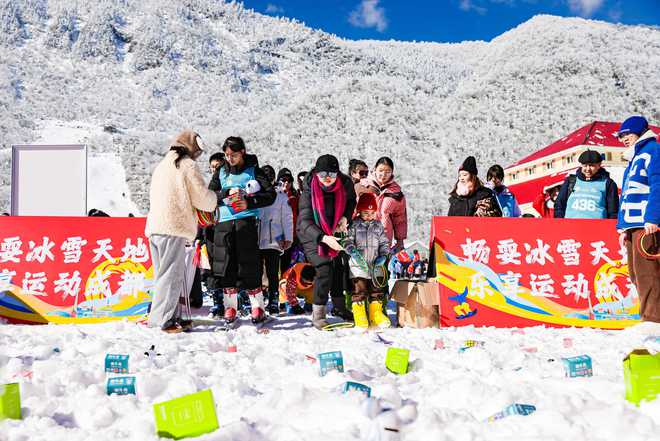 九游体育：畅享暖冬·2025消费新观察｜南国典范冰雪热持续火热蓉城(图5)