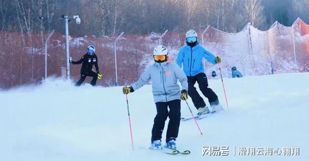 九游体育：冰雪奇缘：探秘中国各地的冰雪经济与旅游魅力(图3)