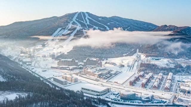 九游体育网站：嗨！冰雪小镇驭雪度假尽在“万峰”(图1)