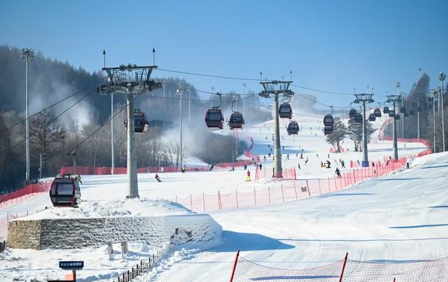九游体育网站：嗨！冰雪小镇驭雪度假尽在“万峰”(图4)