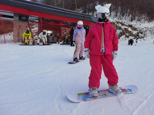 九游体育网站：嗨！冰雪小镇驭雪度假尽在“万峰”(图8)