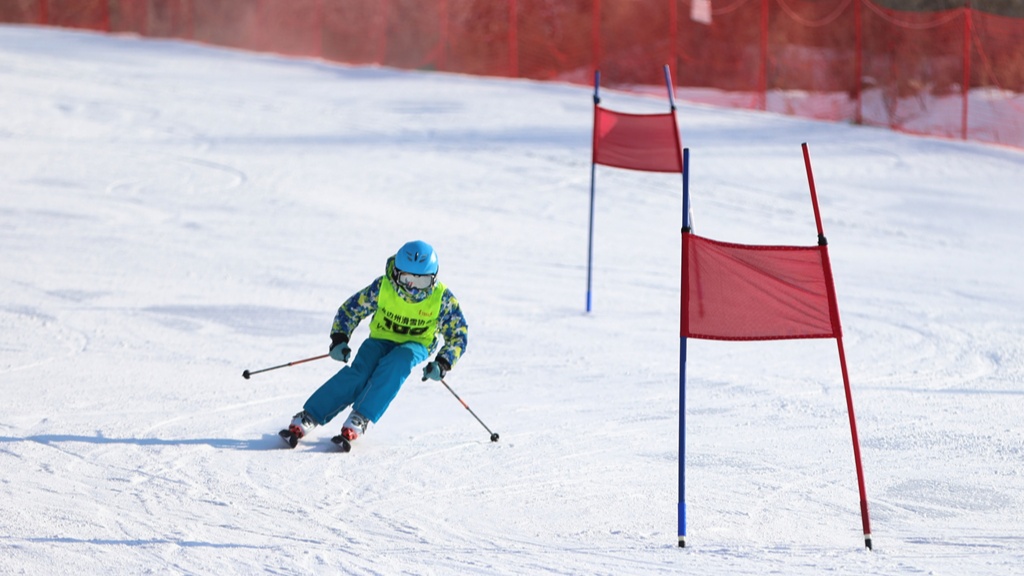 九游体育：延吉市第二届中小学高山滑雪比赛开赛(图2)