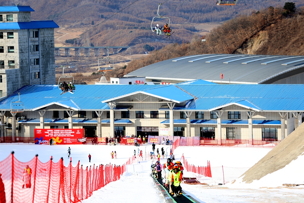 九游体育：延吉市第二届中小学高山滑雪比赛开赛(图1)