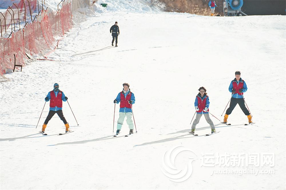 九游体育网站：冰雪运动“燃”起来(图3)